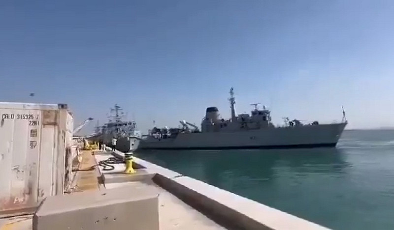 英國皇家海軍掃雷艦「奇丁福爾德號」 18 日在巴林港口以倒退嚕的方式撞擊同屬皇家海軍的掃雷艦「班戈號」。   圖：擷取自 Ares , Information Service X帳號