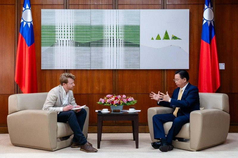 外交部長吳釗燮接受《澳洲人報》記者專訪。   圖：外交部 / 提供