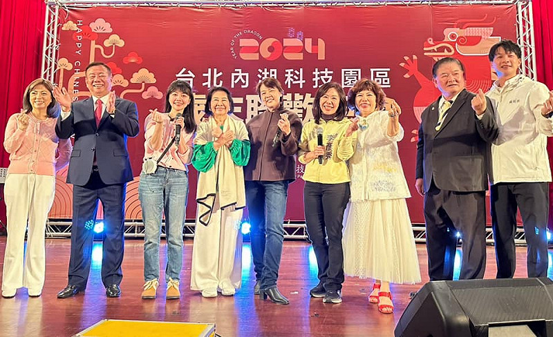 日前高嘉瑜PO出和李彥秀、民眾黨不分區立委當選人黃珊珊等人的大合照，並寫下「內科大家庭」。   圖：取自高嘉於臉書