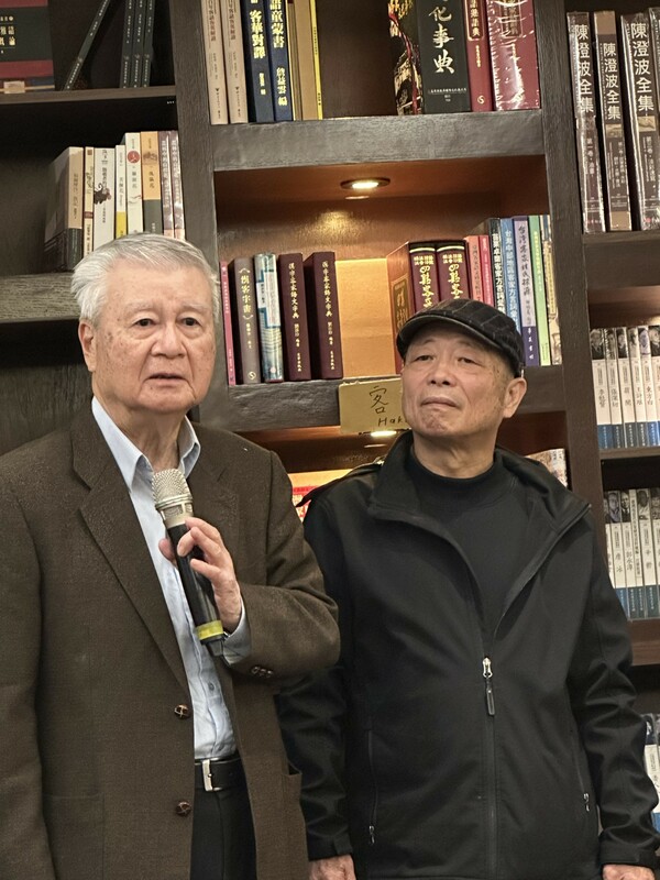 資深媒體人、知名文史工作者陳彥斌20日在台北「讀派」書店舉行新書《山城番子巴》發表會 ,前自立報系發行人吳樹民以老長官身份發表感言。 圖:朱蒲青攝