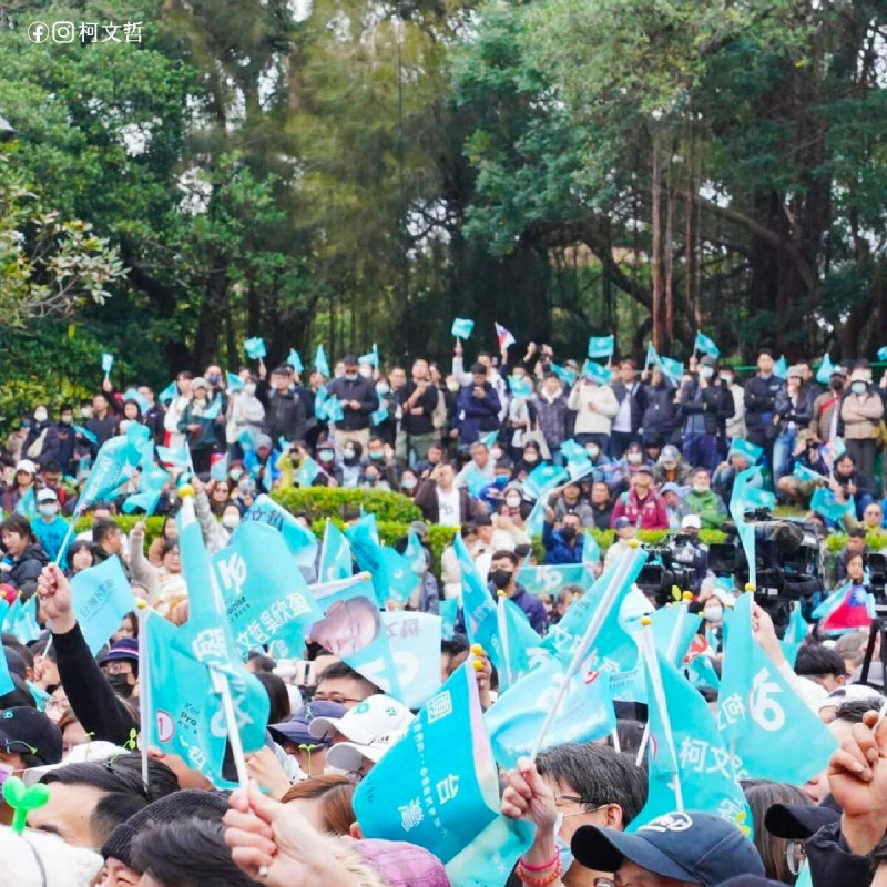 民眾黨今(21)在台北榮星花園舉辦首場「小草見面會」，許多支持者自發帶著旗幟參加。   圖：翻攝自柯文哲臉書