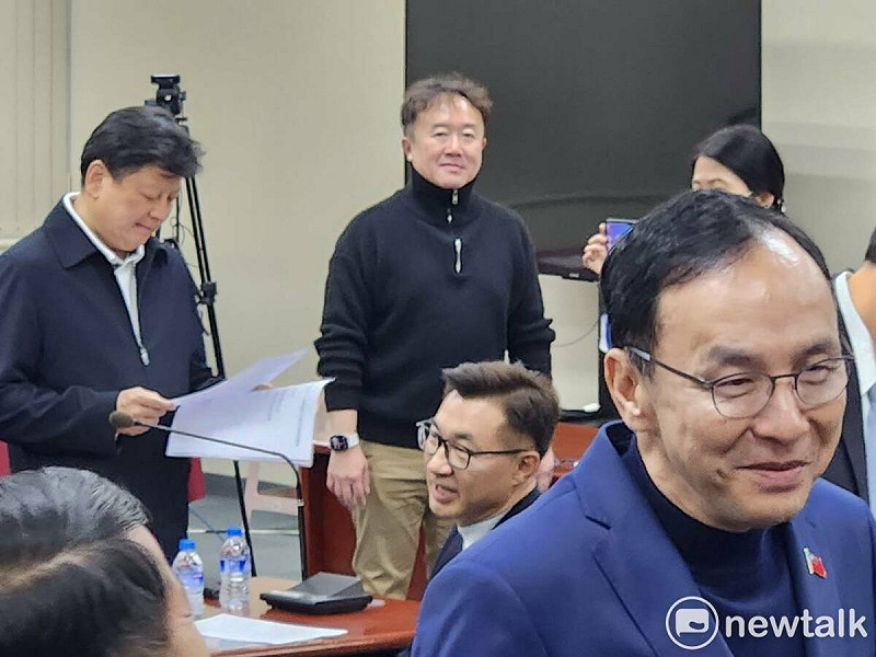 國民黨主席朱立倫（圖右一）舉行新科立委座談會，韓國瑜以及立法院副院長搭檔江啟臣（圖右二下），傅崐萁（圖左一）都到場。   圖：黃建豪/攝
