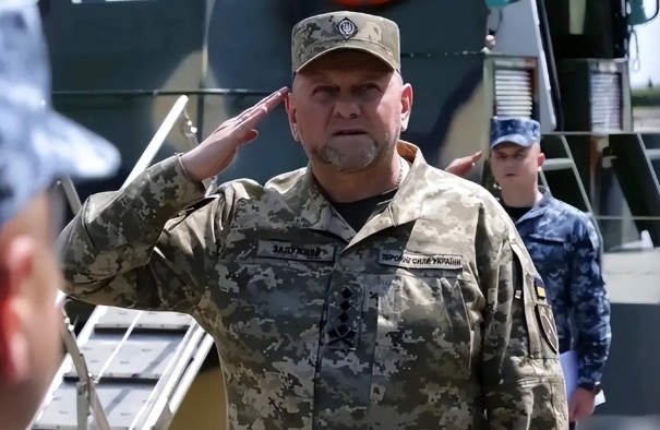 傳聞扎盧日內的烏克蘭武裝部隊總司令職務遭到澤連斯基解除，且未給扎盧日內在國家安全和國防委員會留下一席之地。   圖 : 翻攝自老高風雲