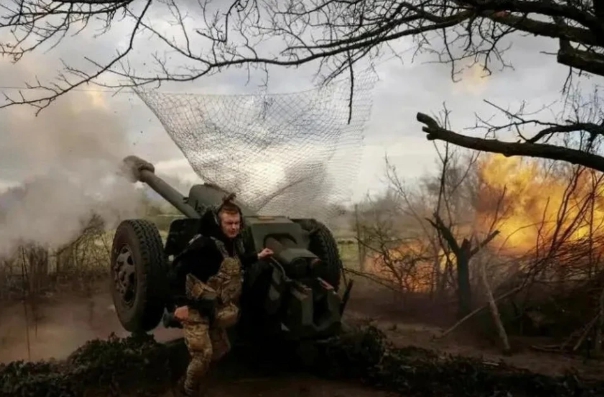  在巴赫穆特的烏軍猛轟俄軍。 圖 : 翻攝自老高風雲 