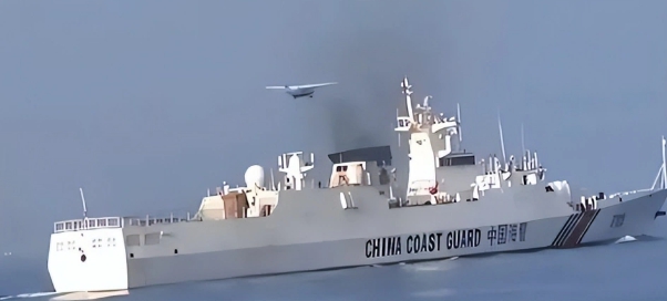因海運遭中國攔阻，菲律賓的仁愛礁補給小飛機飛過中國海警船上空。   圖 : 翻攝自菲律賓國防部