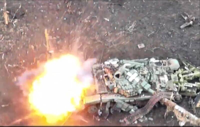 烏克蘭自殺無人機鎖定俄軍士兵，迅速飛到身後爆炸。   團：翻攝Getty776「X」（前推特）影片