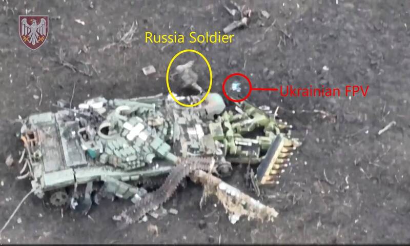 俄軍士兵發現遭自殺無人機盯上，趕緊圍繞著戰車逃跑。   團：翻攝Getty776「X」（前推特）影片