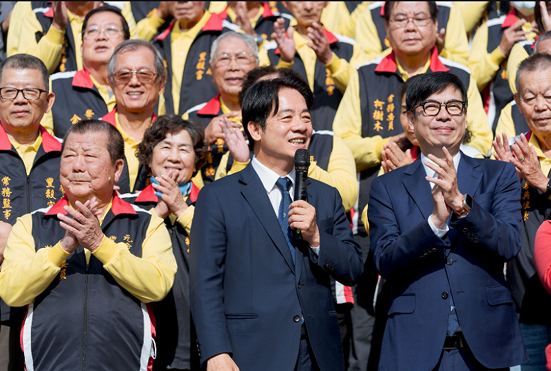 賴清德在陳其邁等人陪同下，赴高雄參香謝票。   圖：民進黨提供