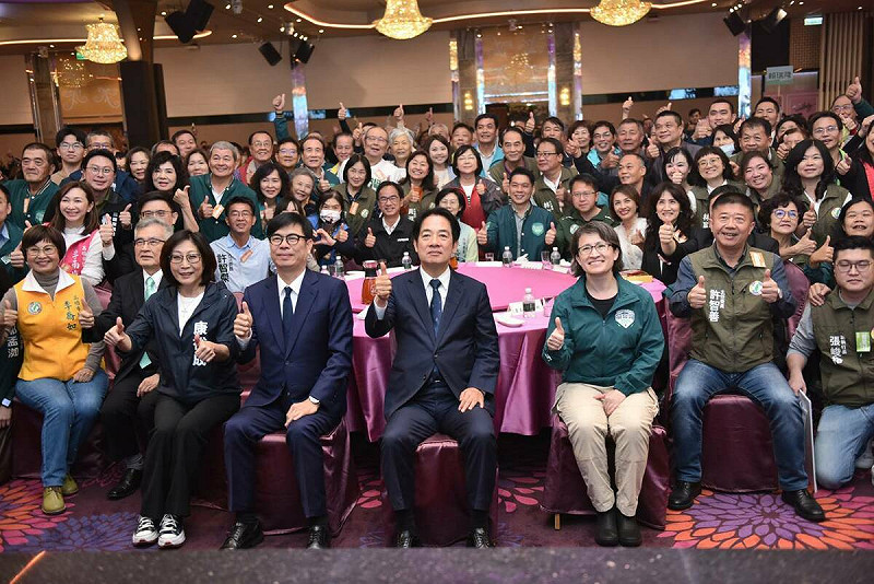 賴清德(前排右四)、蕭美琴(右三)出席高雄感恩便當會。   圖：民進黨高雄市黨部/提供