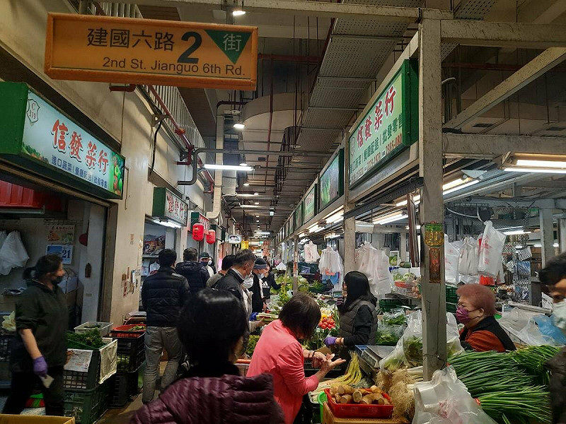 農糧署與台中市政府於19日聯合稽查公有建國市場所販售的散裝與包裝香菇。   圖：取自臺中市政府