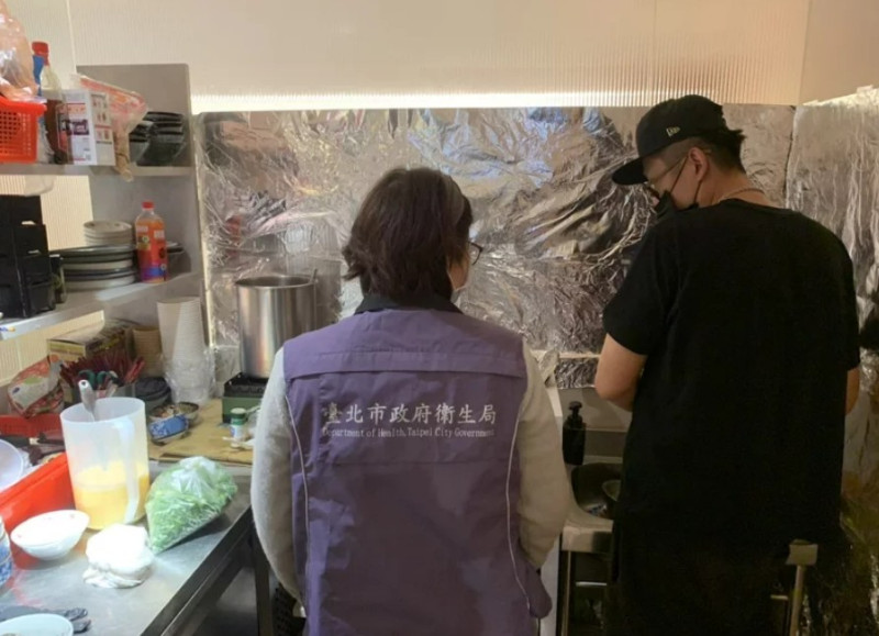 台北衛生局表示，超哥經營的餐廳在衛生檢查中發現有多項違規：餐廳工作人員未戴乾淨的工作帽，未提供員工的健康檢查報告，抹布不潔等問題。   圖：台北市衛生局提供