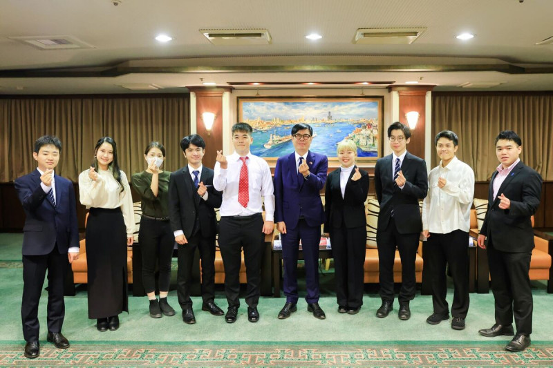 陳其邁(右)期待日本在台留學生多走訪高雄。   圖：高雄市行國處/提供