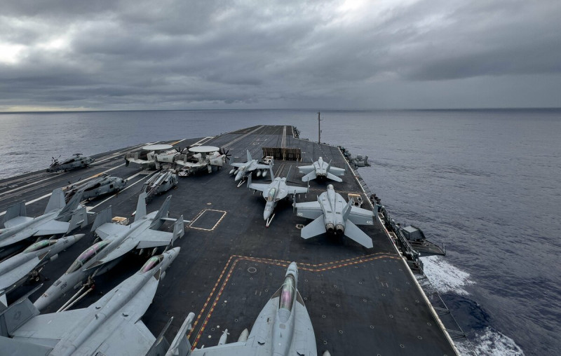 美國海軍學會新聞網報導，尼米茲級核動力航艦「羅斯福號」已經加入第七艦隊的編制，成為部署西太平洋地區的第三支航艦打擊群。圖為羅斯福號航行穿越太平洋。   圖：翻攝US NAVY