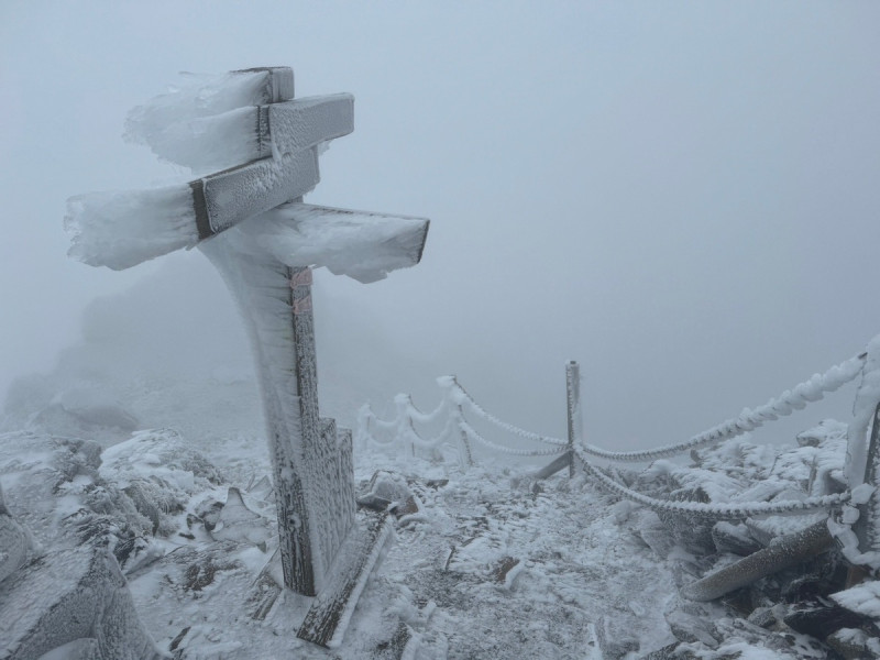 玉山主峰風口段現場積雪與結冰情況。   圖：取自玉山國家公園
