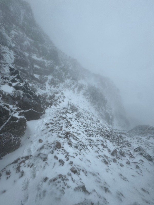 玉山園區排雲山莊有間歇性降雪。   圖：取自玉山國家公園