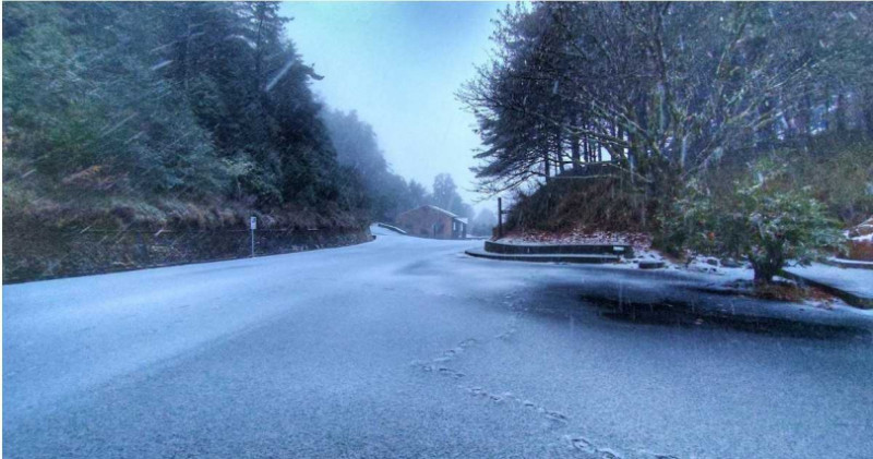 公路局中區養護工程分局表示，大雪山國家森林遊樂區路段已結冰，需加掛雪鏈通行。   圖：取自大雪山國家森林遊樂區臉書