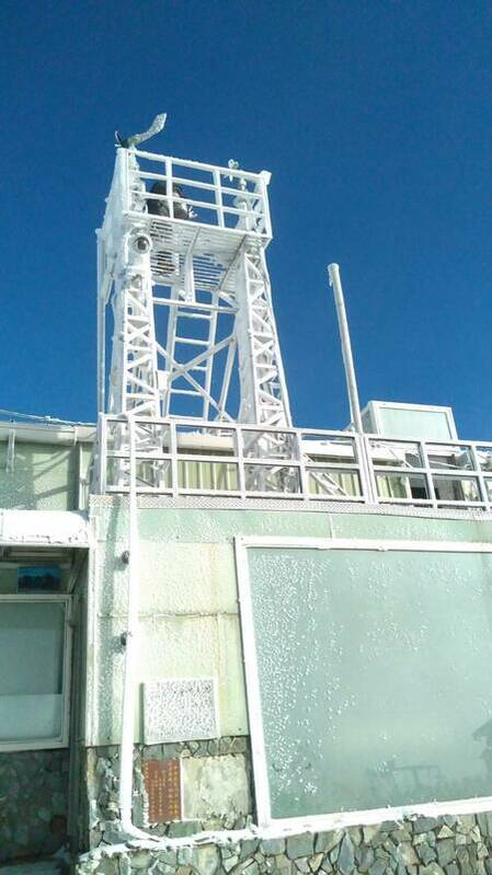 玉山氣象站覆蓋厚厚一層白雪。(圖為玉山氣象站)   圖：中央氣象署／提供