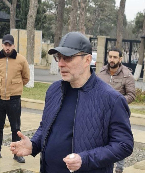 部分網友指出，真正的薩馬多夫還在亞塞拜然的首都巴庫，並於 1 月 20 日接受當地媒體的採訪。   圖：翻攝自 T3Justice X帳號