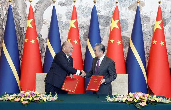 中國外交部長王毅與諾魯外長安格明簽署恢復外交關係聯合公報。   圖：翻攝中國外交部官網