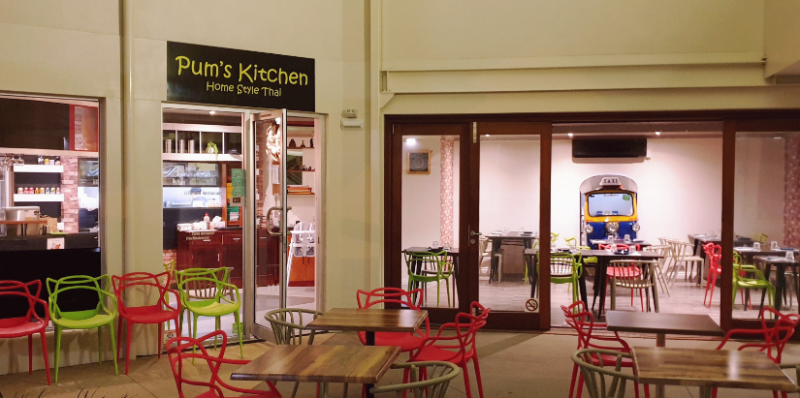 Pum's Kitchen餐廳位於澳洲昆士蘭州的泰國菜餐廳，因蘋果地圖錯誤地將他們標示為「永久停業」，讓他們的業績大幅下滑。   圖：翻攝自Pum's Kitchen餐廳 官方網站