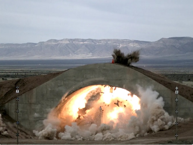 依照Project MAVEN的研判與導引，美軍使用高爆炸彈與鑽地彈搭配成功破壞胡塞地下導彈庫。   圖：翻攝自鐵血戰史 1927