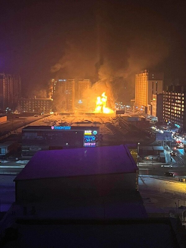 蒙古首都烏蘭巴托，滿載60噸液化天然氣油罐槽車與汽車相撞發生爆炸大火，造成6死11傷。   圖：翻攝「X」@UniqueMongolia