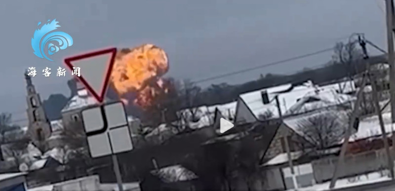 俄軍一架伊爾-76 運輸機當天在別爾哥羅德州墜毀，發生爆炸與火球，機上載有 65 名烏軍戰俘、6 名機組人員和 3 名隨行人員。   圖 : 翻攝自海客新聞
