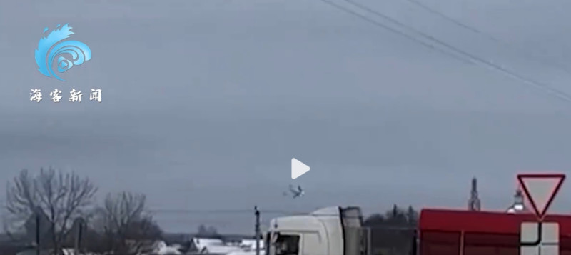 俄軍一架伊爾-76 運輸機當天在別爾哥羅德州墜毀前被拍到。(在卡車駕駛座正上方)   圖 : 翻攝自海客新聞