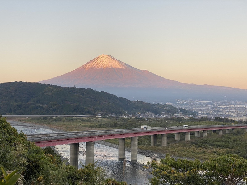 攀登富士山也是體驗消費的人氣項目，圖為富士川附近傍晚的富士也是浮世繪常見的紅富士，最吸引外國遊客   圖：劉黎兒／攝