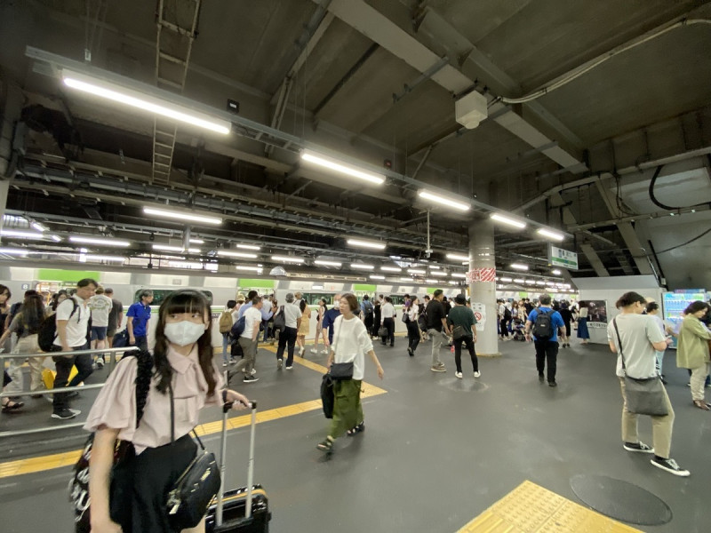  日本各處車站都可以看到許多外國客拖著行李箱，台灣人排名第一 圖：劉黎兒／攝 