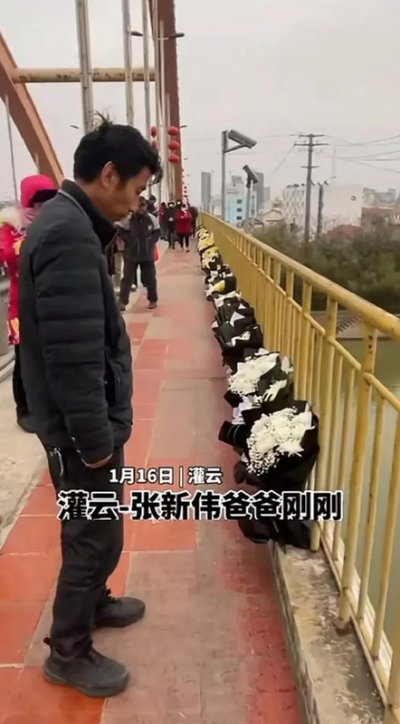 中國主流媒體定調，張新偉因感情糾紛選擇投河自盡，排除他殺，甚至公開其遺書內容，然而，遺體傳未有水中泡逾 30 日的跡象。許多民眾在橋上放花束悼念他。   圖：取自網易評論帳戶「厙哥文史」