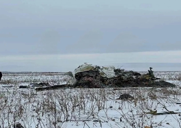 俄軍墜毀的伊爾-76 運輸機殘骸，俄方稱包括 65 名烏軍俘虜在內的機上 74 人全部遇難。   圖 : 翻攝自觀察者網