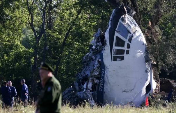 俄軍吊起墜毀的伊爾-76 運輸機殘骸，俄方稱包括 65 名烏軍俘虜在內的機上 74 人全部遇難   圖 : 翻攝自紅星新聞
