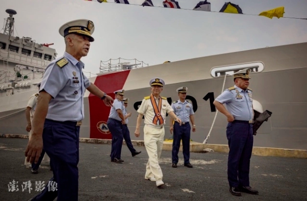 2022年11月4日，日本海上保安廳長官Shohei Ishii（中）與菲律賓海岸警衛隊司令加萬（右）一同視察菲海警艦船BRP Teresa Magbanua。   圖 : 翻攝自澎派影像