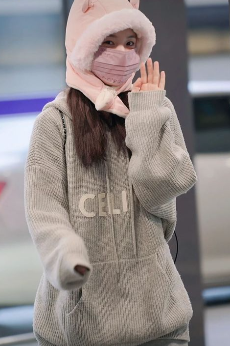 因為台灣天氣寒冷，只見李多慧身穿保暖的灰色針織帽T，頭上則戴著豬造型的頭套，熱情的跟粉絲揮手打招呼。   圖：翻攝自李多慧IG