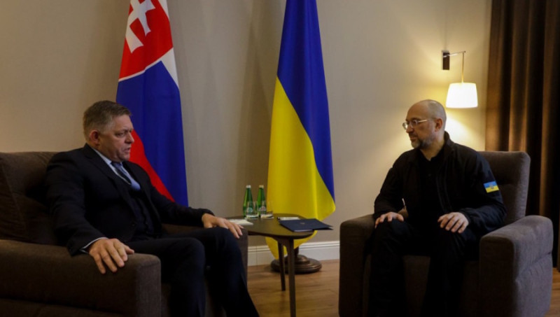 被視為立場親俄的斯洛伐克總理費佐（左），在與烏克蘭總理什梅加爾會面時時，立場驟然轉變，表態教支持歐盟對烏軍的援助。   圖：取自「X」@Denys_Shmyhal