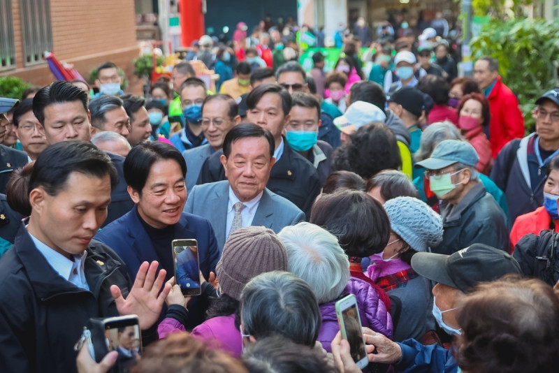 總統當選人賴清德26日下午前往台南台灣首廟天壇參香祈福，受到鄉親們熱烈歡迎。   圖：民進黨提供