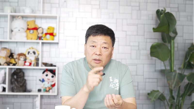 王志安開直播道歉，還酸說：「我真的對不起民進黨，我到台灣之後就應該歌頌民進黨」。   圖：翻攝YouTube
