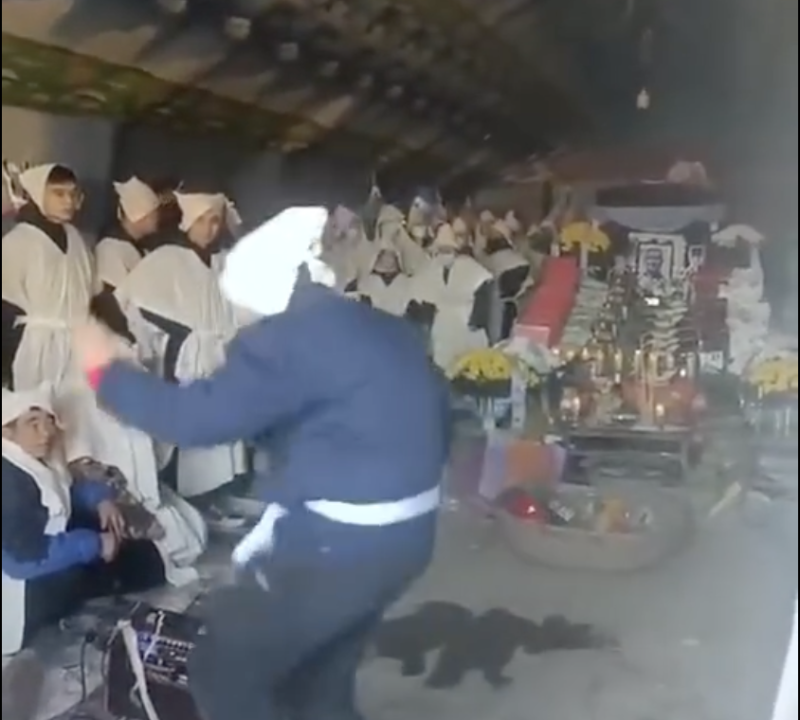 中國江蘇省的一場喪禮上，一名老者頭戴孝帽，腰繫孝布，隨著音樂大跳科目三。   翻攝自 微博