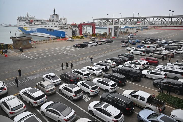 有許多車輛在海口新海港等待登船，踏上回家團圓的路。   圖：翻攝自新華網