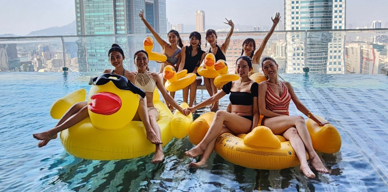 台灣小姐在承億酒店無邊際泳池與小鴨造型泳具。   圖：孫家銘攝