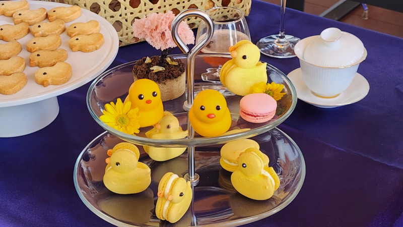 黃色小鴨造型的馬卡龍及慕斯蛋糕。   圖：孫家銘攝