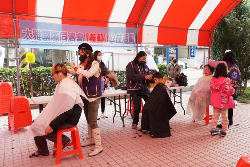 國際同濟會台灣總會台中區舉辦寒冬送暖活動，現場有免費義剪。   圖：大雅國際同濟會/提供