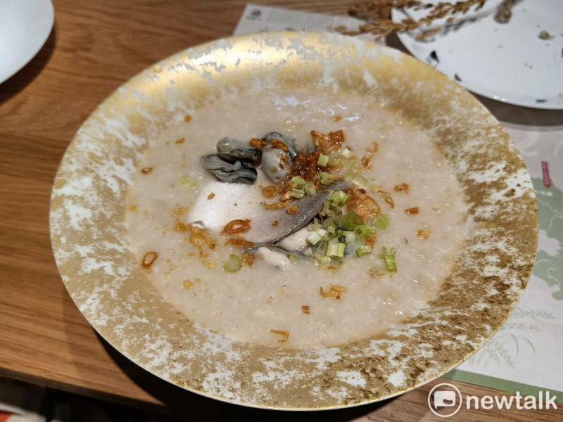 「嘉己人海鮮粥」使用嘉義特有烹飪方式，其帶有豐富米粒及營養海鮮，如布袋鮮蚵蛤及溪口鵪鶉蛋。   唐復年/攝