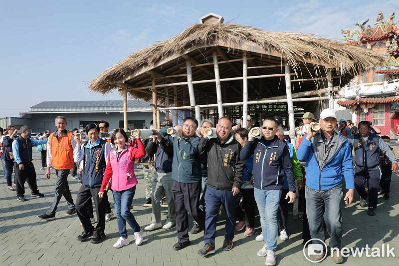 台南市文化資產管理處與台灣歷史博物館、溪南寮興安宮合作，舉辦「2024扛茨走溪流──轉去咱的舊厝地」活動，台南市長黃偉哲帶領百位民眾，合力扛起重達數公噸的竹籠茨，讓民眾認識台江住民百年前對抗水患的歷史，體驗早期庄民互助扛茨遷村的過程。   圖：黃博郎／攝