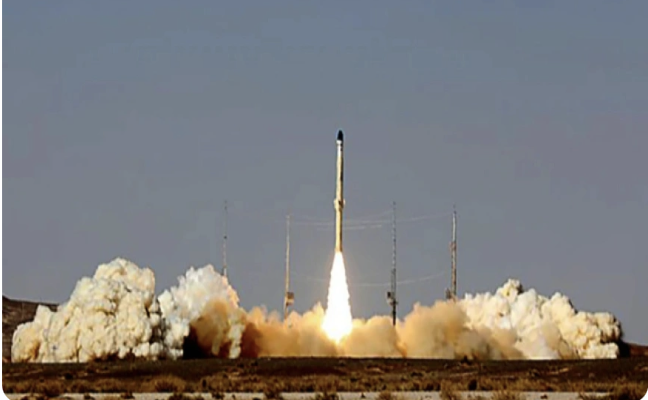伊朗今天利用國防部研發的「鳳凰號」（Simorgh）運載火箭，首次同時發射3枚衛星。   圖：翻攝自 騰訊網 參考消息