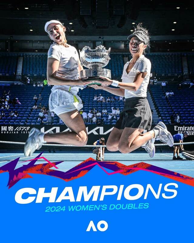 台灣網球名將謝淑薇（右）與比利時搭檔梅丹斯（左）28日拿下澳洲網球公開賽女雙冠軍。（圖取自facebook.com/AustralianOpen）   