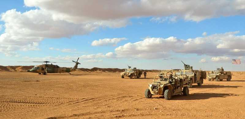 受攻擊的美軍阿爾坦夫基地位於敘利亞沙漠過境點以西 24 公里處，為了對抗俄羅斯－敘利亞－伊朗聯盟在該地區的殘餘影響力而設立。   圖：翻攝自維基網站／美國陸軍發布