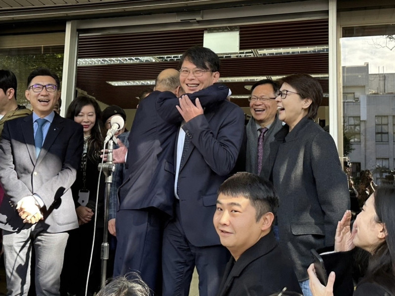 角逐立法院長的國民黨準立委韓國瑜熱情擁抱民眾黨準立委黃國昌。   圖：讀者提供