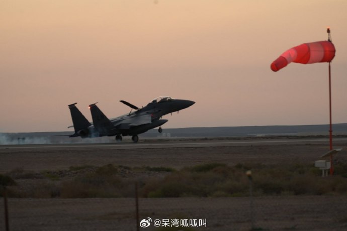 英國皇家空軍雷肯希斯(Lakenheath)基地的F-15E「打擊鷹式」(Strike Eagle)戰鬥轟炸機。   圖：翻攝「微博」@呆灣呱呱叫(資料照)